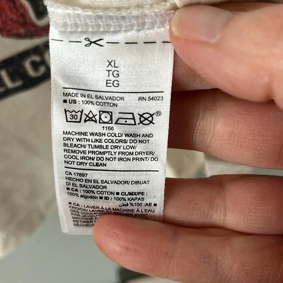 Marvel Old Navy Captain Marvel graphic T-shirt, women’s size XL, EUC - Picture 5 of 6